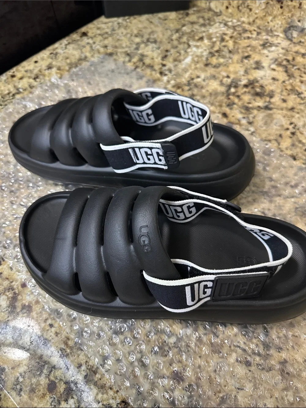 Brand New UGG Fluff Yeah Unisex (Men or Women) Cushioned Puff Strap Sandals